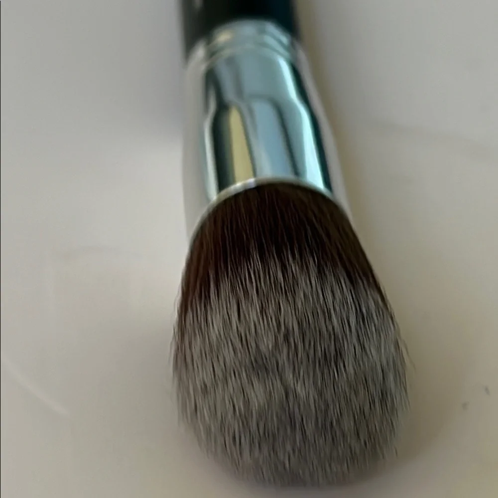 bareMinerals Soft Focus Face Makeup Brush - Black Handle - NEW